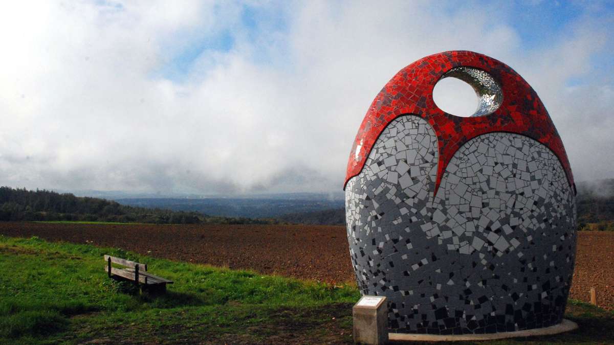 Skulptur-Spenderin enthüllt: „Wollte Lichtenwald einen Ort des Erinnerns schenken“ – Wer war die Spenderin? - Baltmannsweiler/Lichtenwald