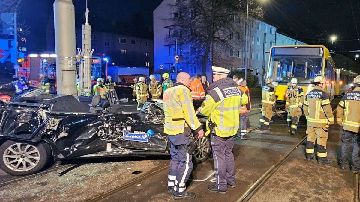 Stadtbahnunfall in Bad Cannstatt: Stadtbahn entgleist nach Kollision mit Auto – Autofahrer schwer verletzt
