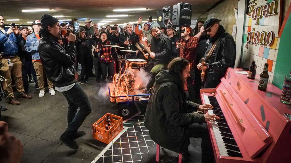 Stuttgarter Punkrock-Band: Im Video: Schmutzki spielen Konzert am Open Piano am Charlottenplatz