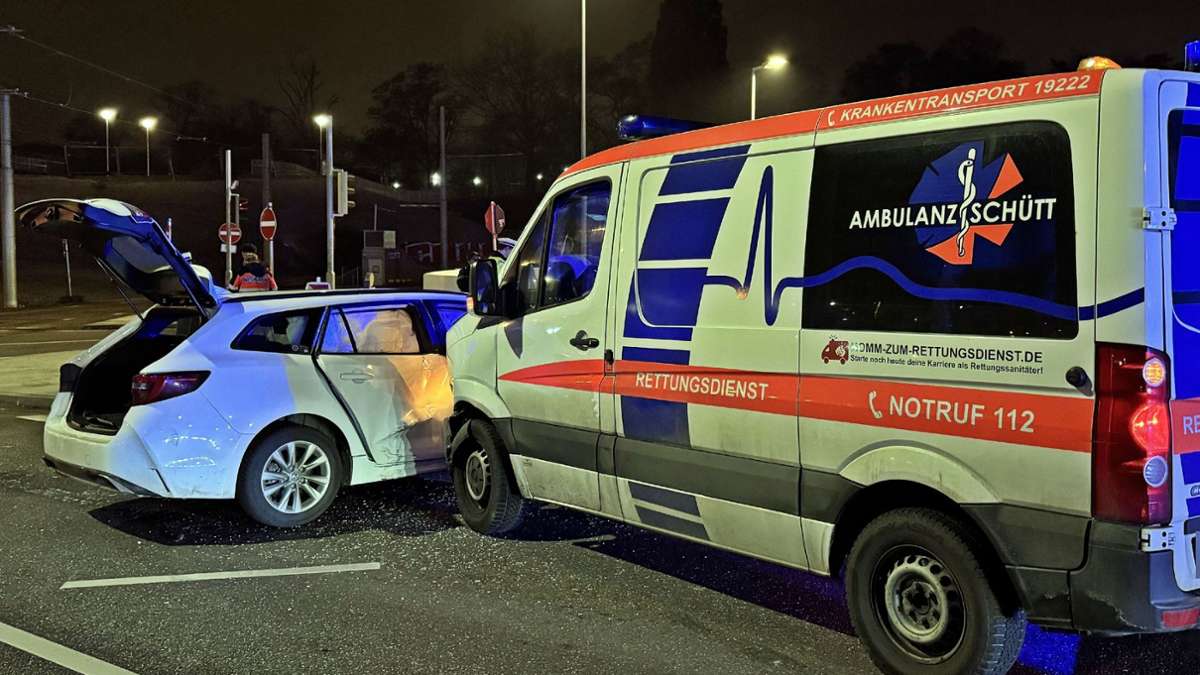 Stuttgart-Bad Cannstatt: Auto kollidiert mit Rettungswagen