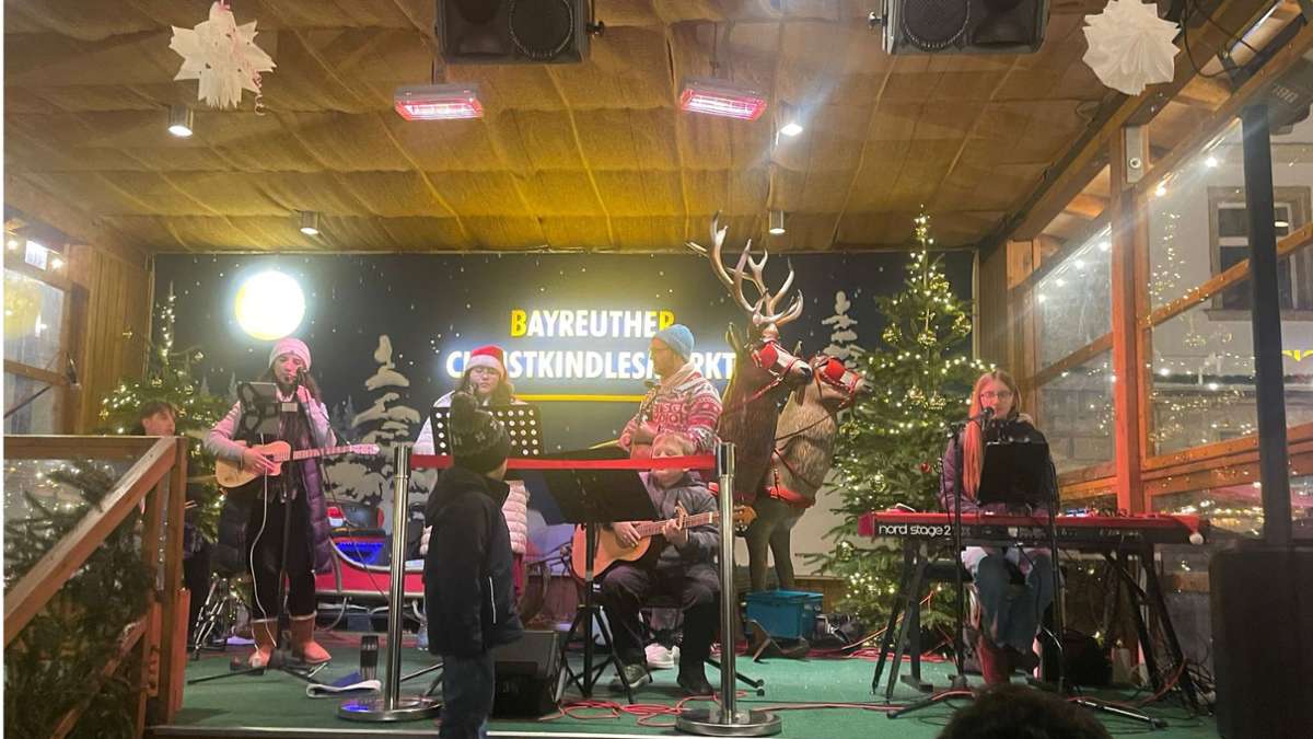 Die junge Band beim Benefizsingen am Bayreuther Christkindlesmarkt (von links): David Minarik, Diana Vorbröker, Sarah Oeh, Henrik Vorbröker, Max Opel (vorne, sitzend) und Anastasia Opel.