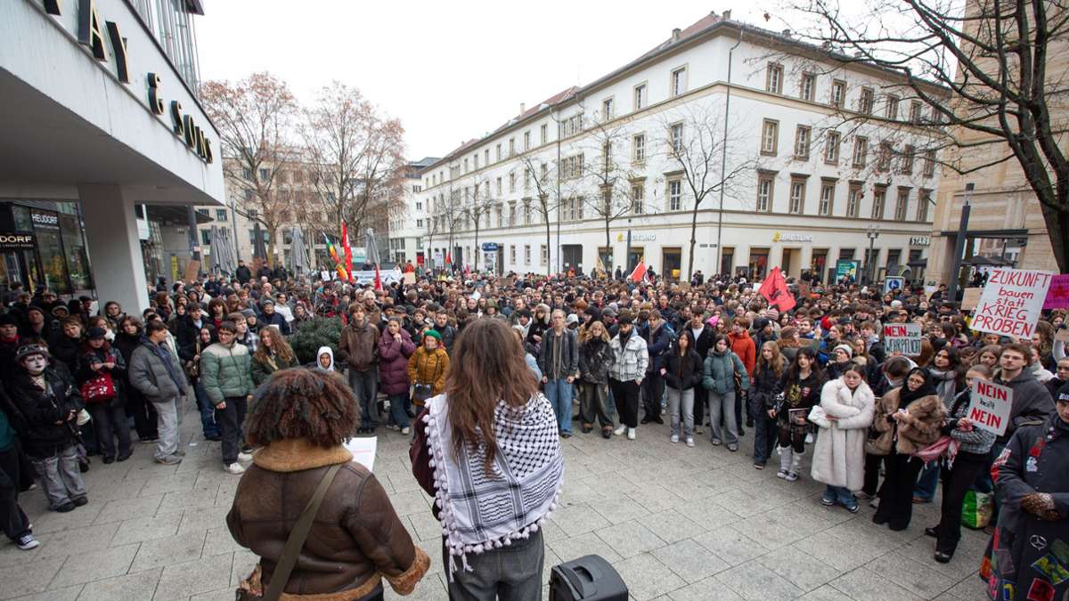 Schülerstreik in Stuttgart: „Die Jugend will nicht für die Kriege der Reichen sterben“ - Startseite