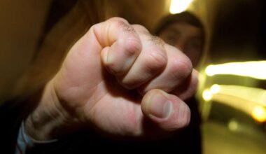 Raub in Stuttgart-Weilimdorf: Gruppe greift zwei junge Männer nahe Gemeinschaftsschule an – Zeugen gesucht