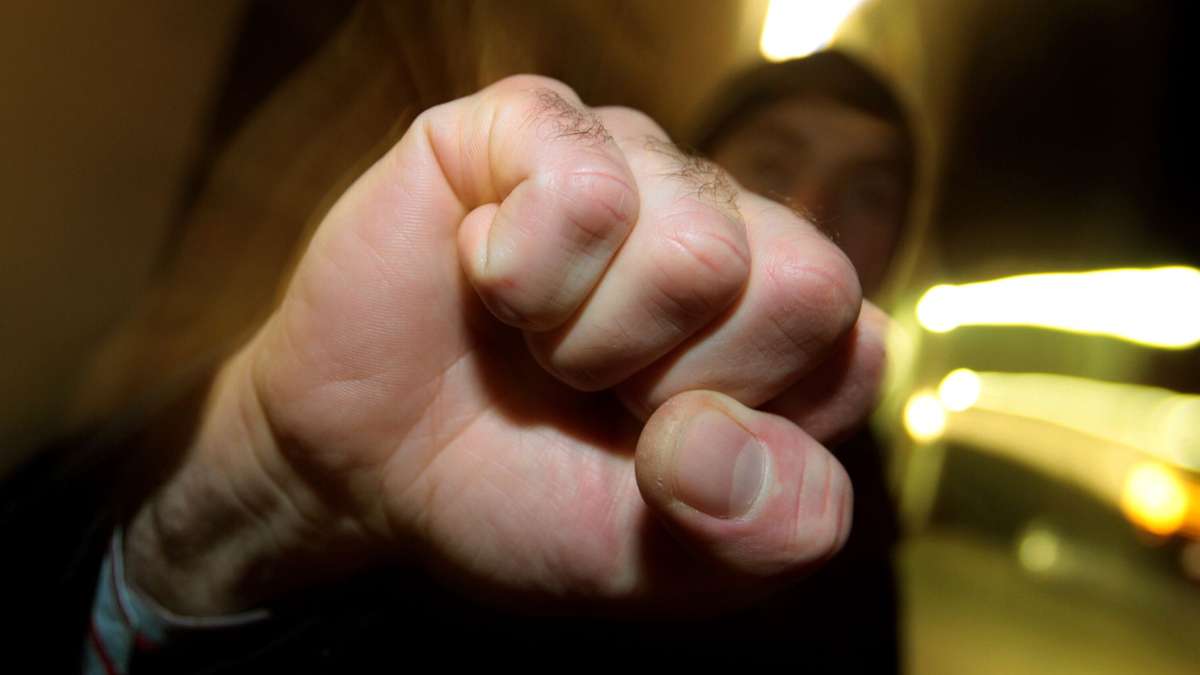 Raub in Stuttgart-Weilimdorf: Gruppe greift zwei junge Männer nahe Gemeinschaftsschule an – Zeugen gesucht