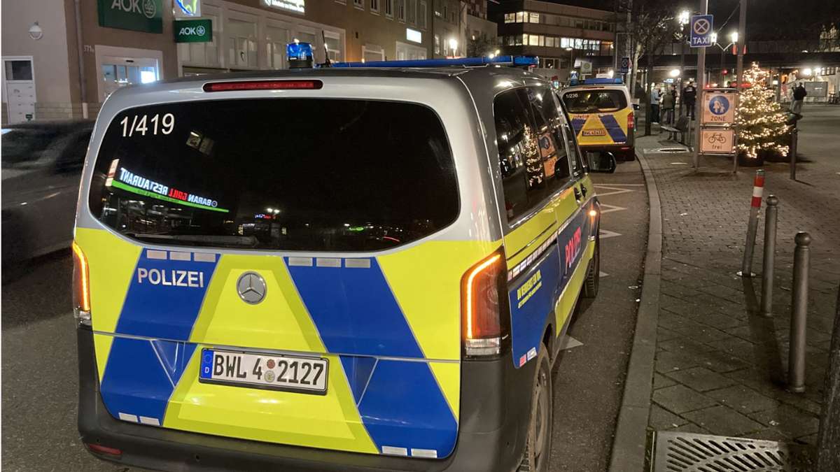 Mehrere Anzeigen: Nach Schüsse-Sitzung: Polizeieinsatz vor Bezirksrathaus in Stuttgart