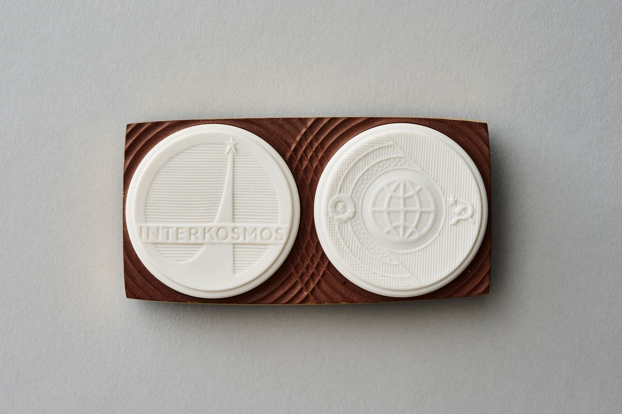 Meissener Plakette aus Böttgersteinzeug und Porzellan zum Interkosmos-Flug Sigmund Jähns im September 1978