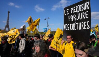 Französische Landwirte protestieren mit Treckern und Plakaten vor dem Eiffelturm.