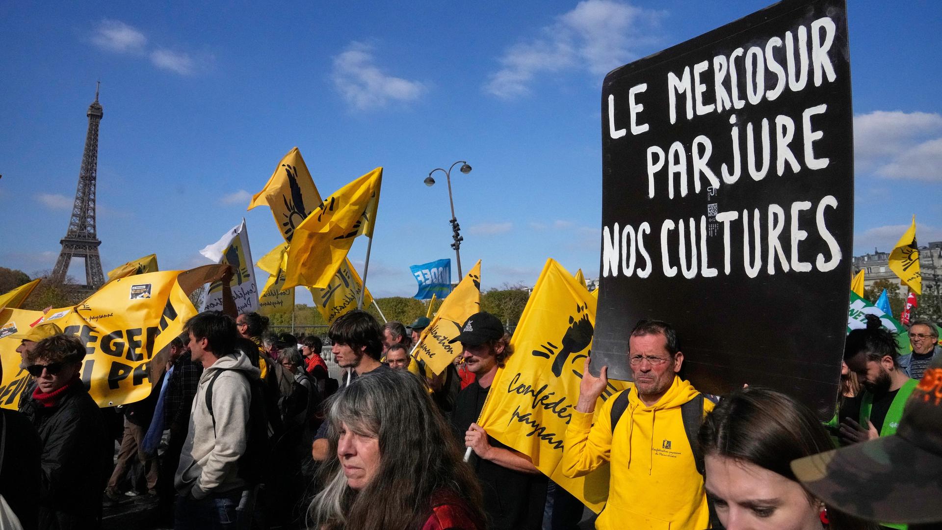 Französische Landwirte protestieren mit Treckern und Plakaten vor dem Eiffelturm.