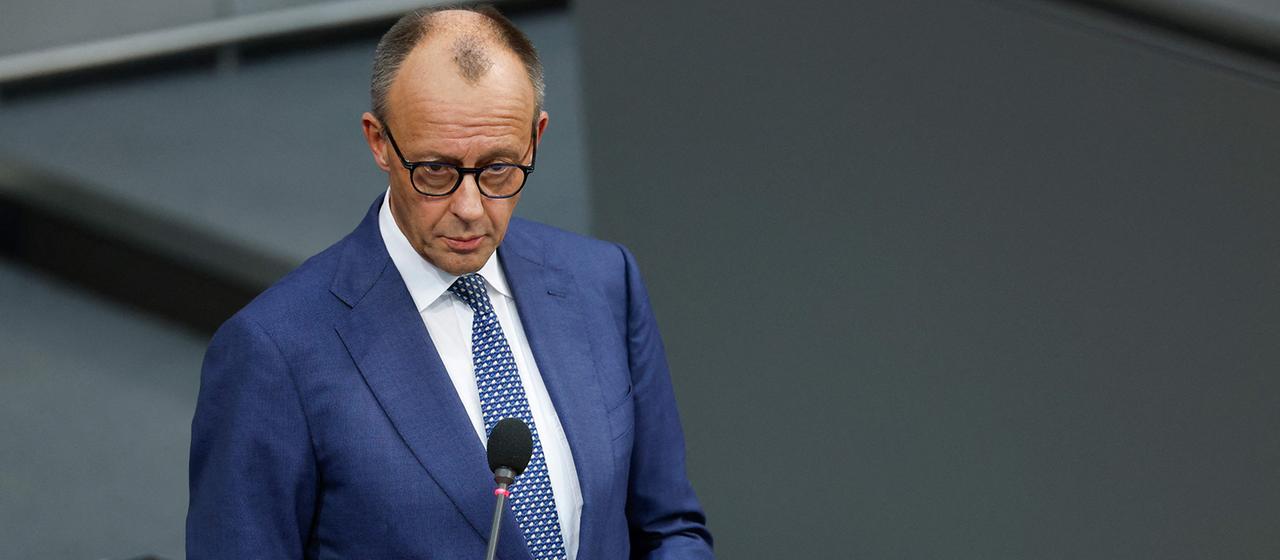 Friedrich Merz spricht im Bundestag.