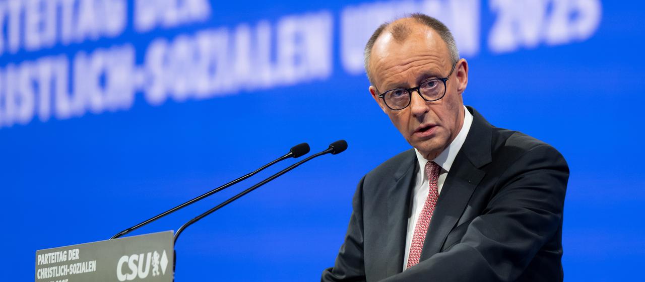 Friedrich Merz spricht beim CSU-Parteitag in der Messehalle. | dpa Friedrich Merz spricht beim CSU-Parteitag in der Messehalle.