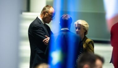 Friedrich Merz, Emmanuel Macron und Ursula von der Leyen unterhalten sich im Kanzleramt in Berlin.