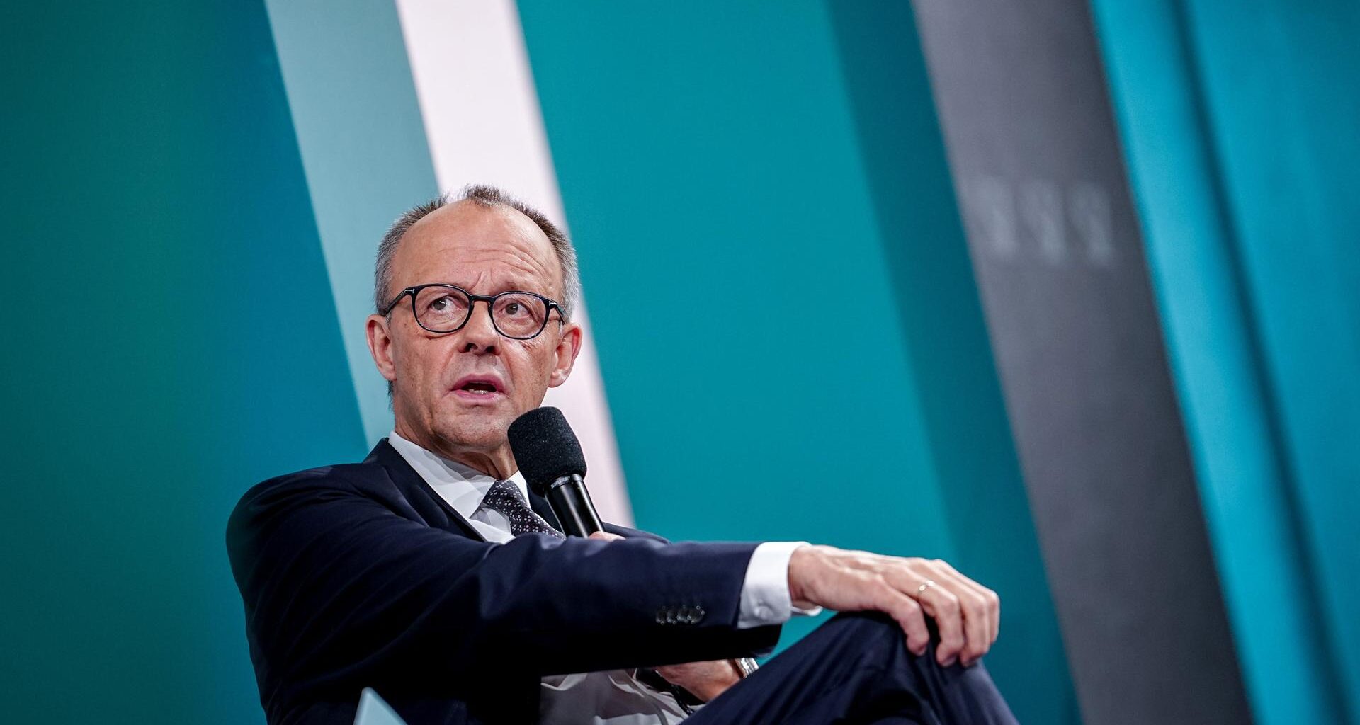 Bundeskanzler Friedrich Merz (CDU) steht hinter einem Rednerpult.