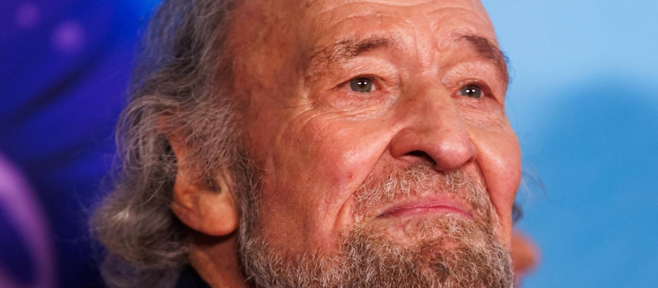 Bei Michael Mendl wurde zum dritten Mal Krebs diagnostiziert. | IMAGO / Eventpress Ein älterer weißer Mann mit schwarzer Lederjacke. Ein Stück seines Ohrs fehlt.