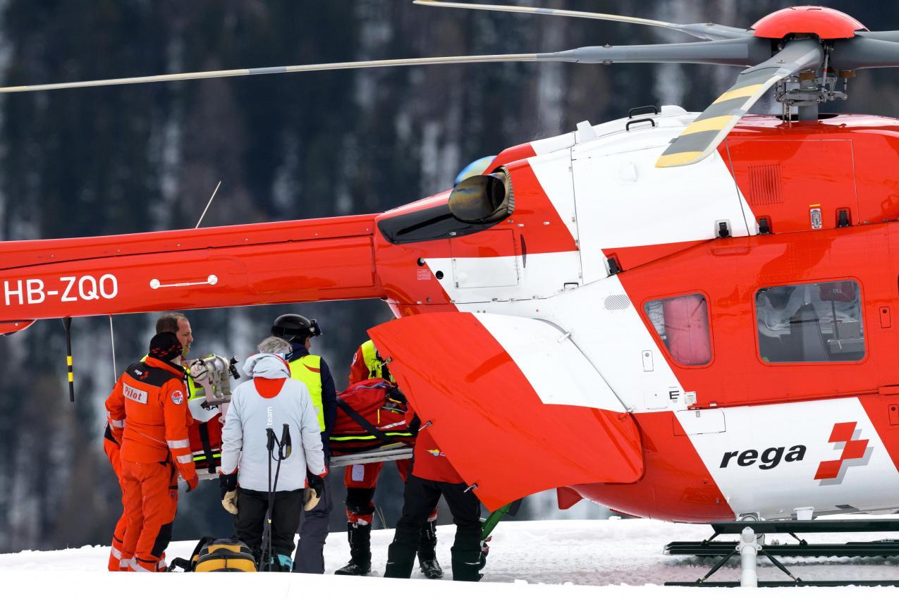 Michelle Gisin wurde mit dem Rettungshubschrauber abtransportiert. © ANSA / JEAN-CHRISTOPHE BOTT