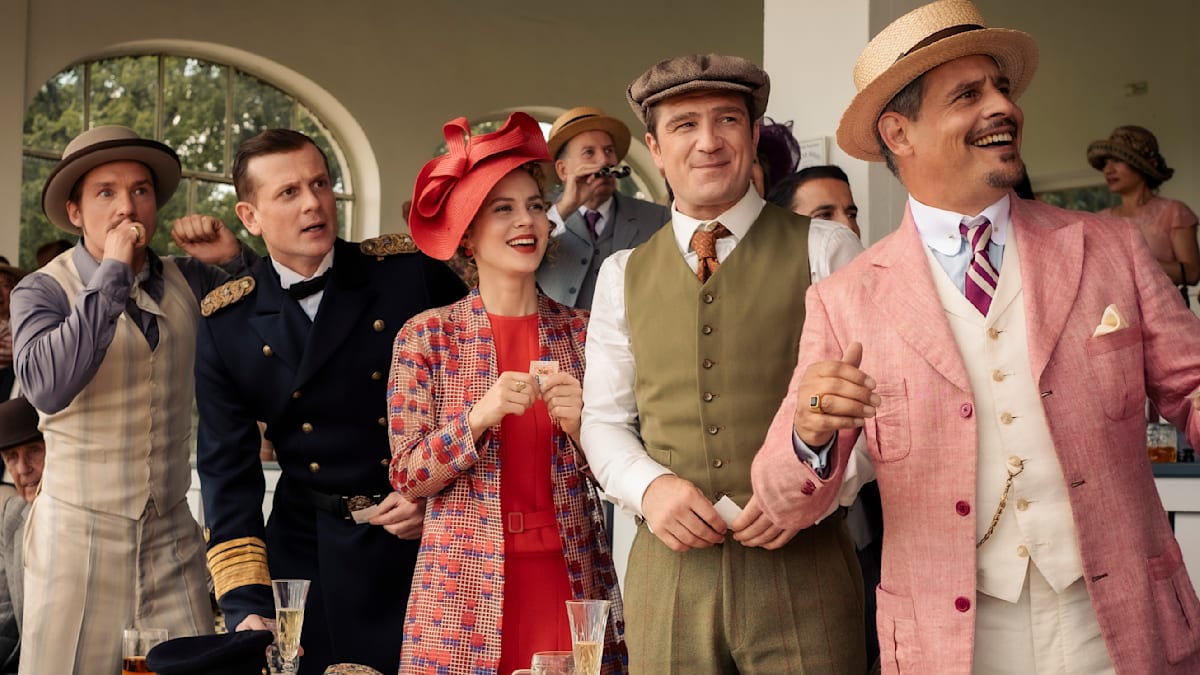 Serienstart „Miss Sophie“: Endlich erzählt – die wahren Geschichten hinter „Dinner for One“