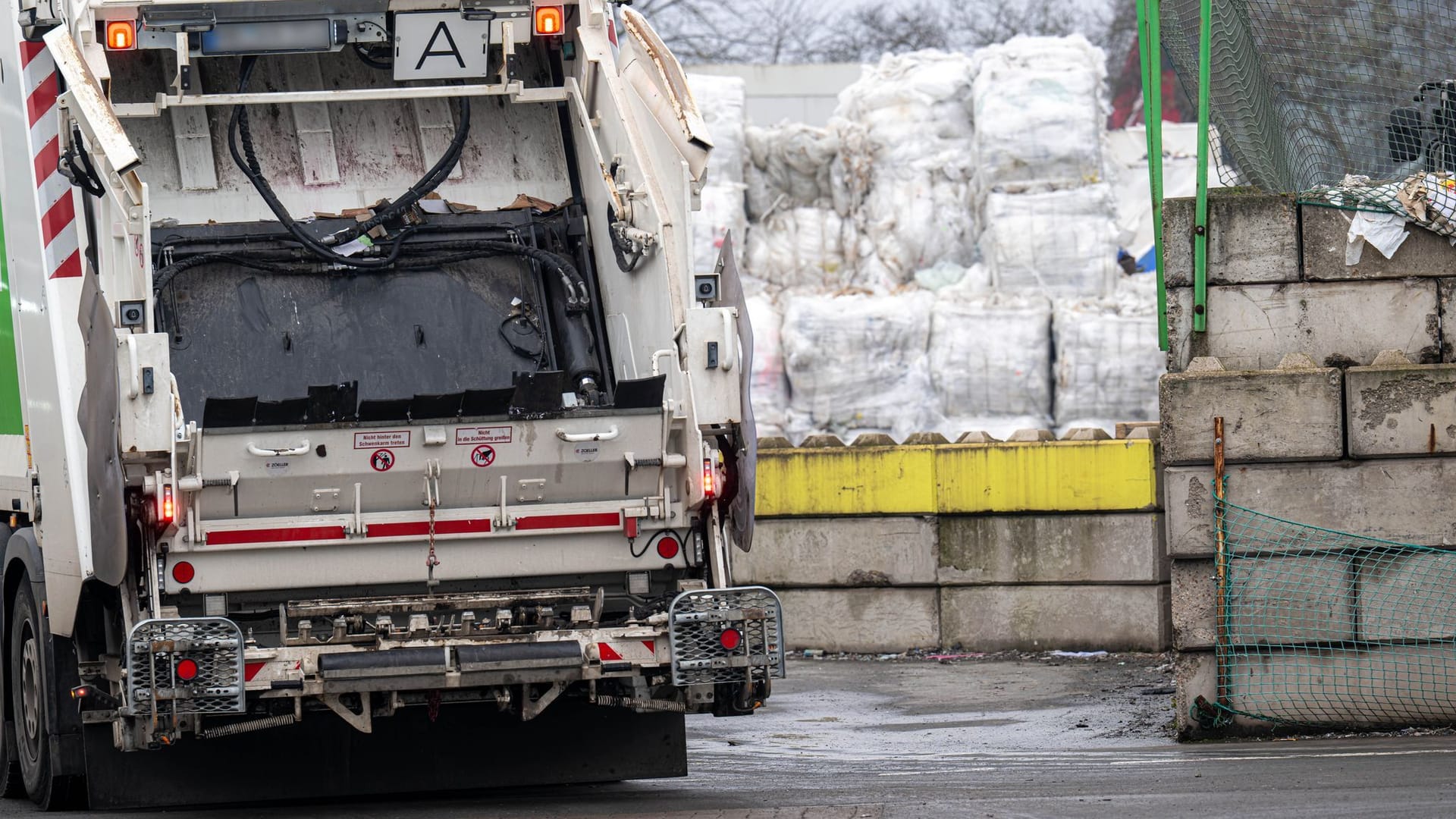Totes Baby im Müll - Polizei verstärkt Suche nach der Mutter