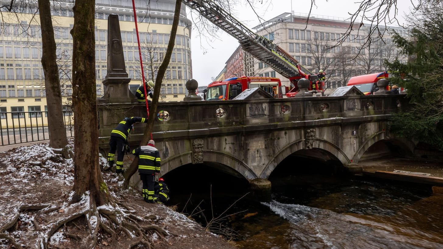 Feuerwehr baut Eisbachwelle zurück