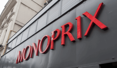 Nahaufnahme des roten Monoprix-Schriftzugs an einer Filiale in Frankreich.