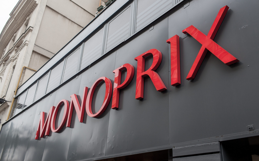 Nahaufnahme des roten Monoprix-Schriftzugs an einer Filiale in Frankreich.