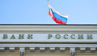 Über der russischen Zentralbank in Moskau weht die russische Flagge.