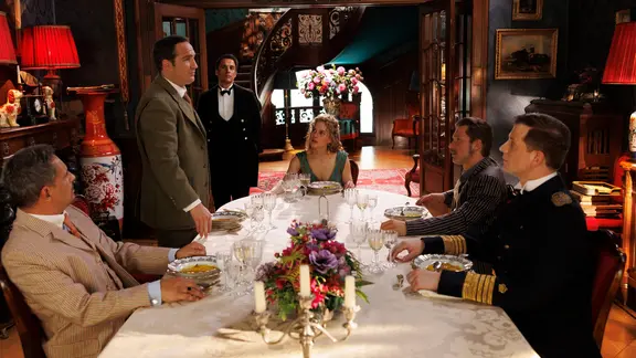 Mr. Pomeroy, Mr. Winterbottom stehend, Mrs Sopie, Sir Toby und Admiral von Schneider am Tisch im Hintergrund steht James | SN/Amazon Prime / Gordon Mühle Mr. Pomeroy, Mr. Winterbottom stehend, Mrs Sopie, Sir Toby und Admiral von Schneider am Tisch im Hintergrund steht James