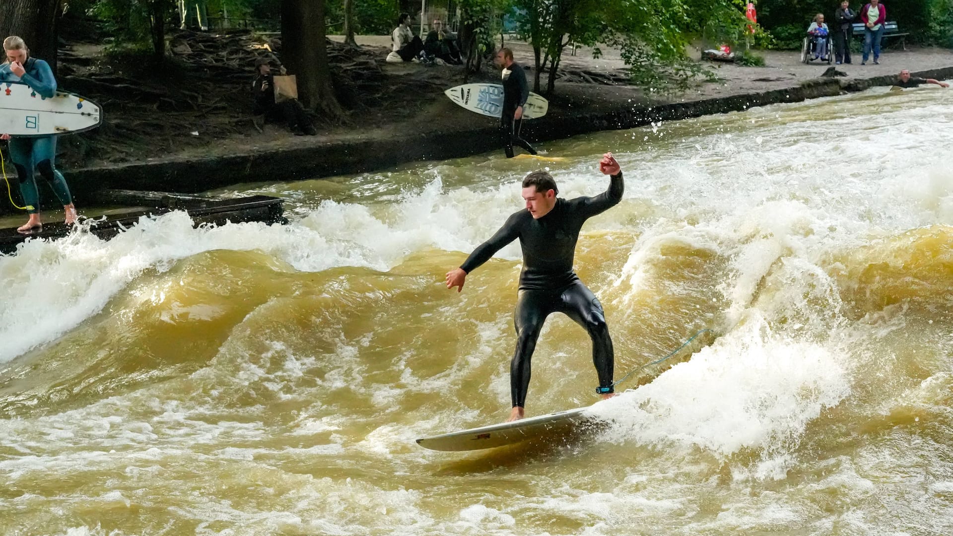 Münchner Surfer im Sommer auf der Eisbachwelle (Archivfoto): Nach einer wochenlangen Pause ist die Welle während der Feiertage zurückgekehrt.