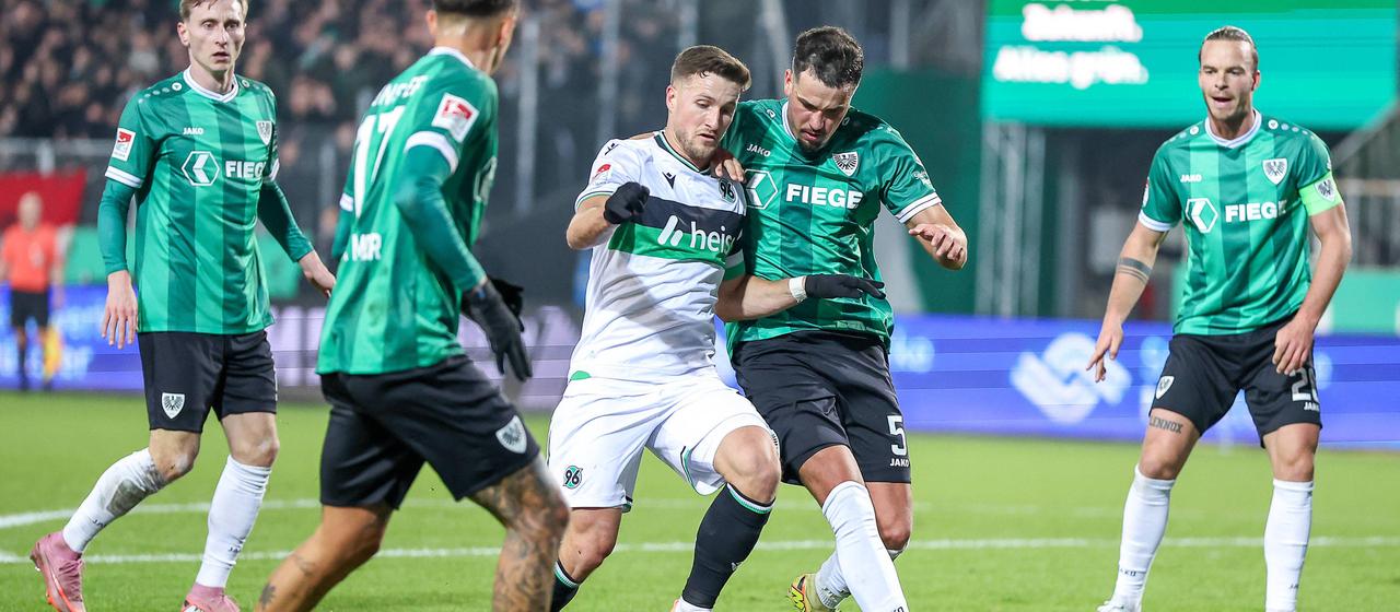 Enzo Leopold im Zweikampf mit Yassine Bouchama | IMAGO/Maximilian Koch Enzo Leopold im Zweikampf mit Yassine Bouchama