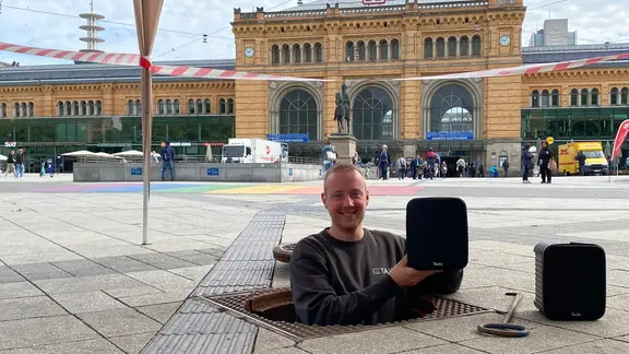 Elektro-Azubi Jakob Aschenbrenner tauscht die Boxen am Musikgully in Hannover aus.