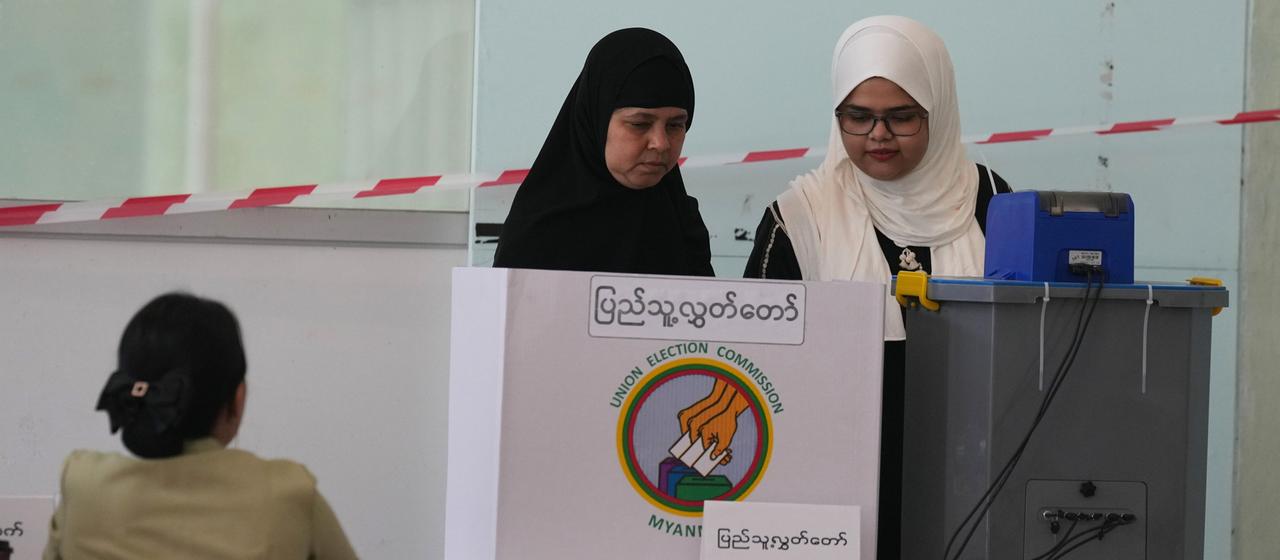 Wählerinnen in einem Wahllokal in Myanmar