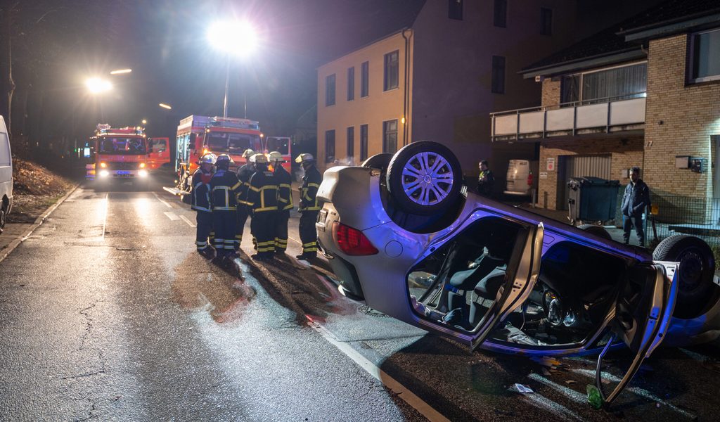 Billstedt: Auto landet auf Dach – Schwangere eilt zur Unfallstelle