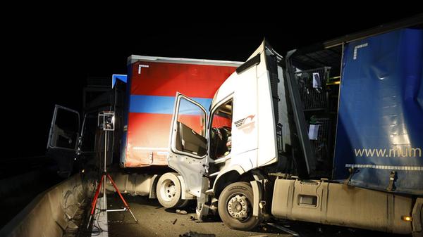 Unfall auf der A6 bei Nürnberg: Drei Fahrzeuge kollidieren und hinterlassen "Trümmerfeld" Unfall auf der A6 bei Nürnberg: Drei Fahrzeuge kollidieren und hinterlassen "Trümmerfeld"