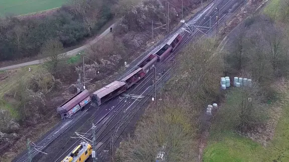 Umgekippte Waggons liegen auf den Gleisen bei Elze.