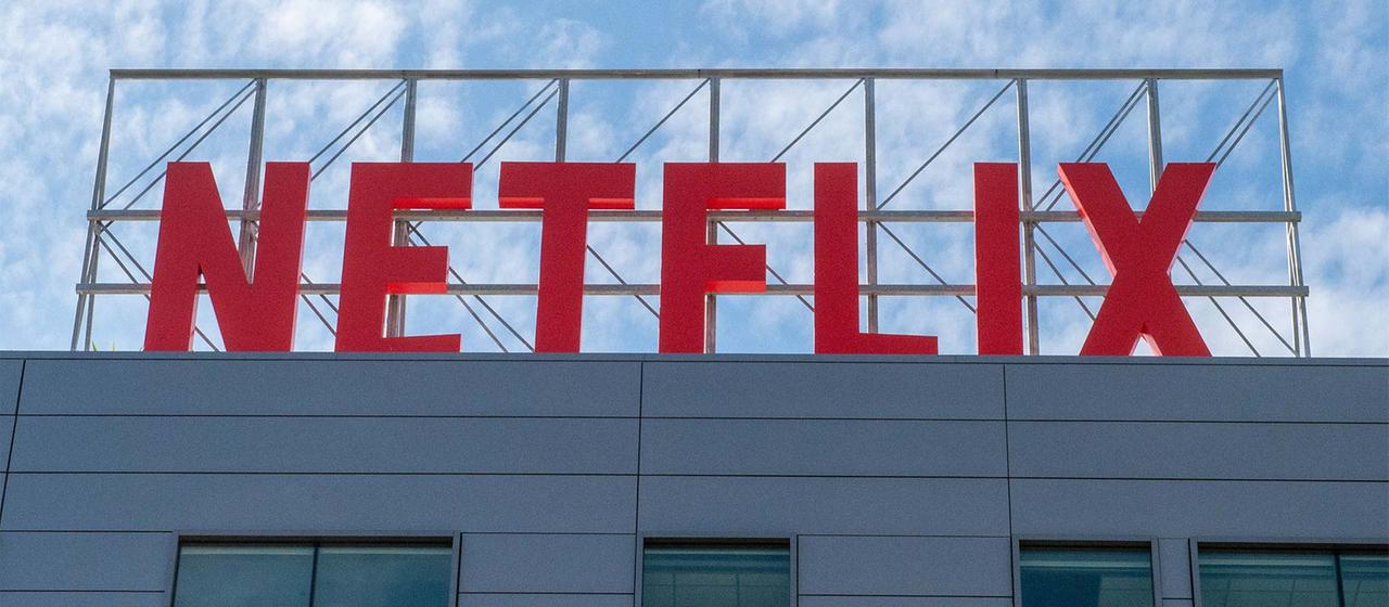Netflix Logo auf dem Dach eines Gebäudes. | picture alliance/dpa Netflix Logo auf dem Dach eines Gebäudes.