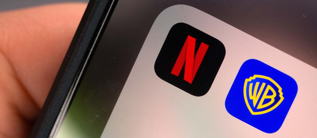 Die Apps von Netflix und Warner auf einem Smartphone.