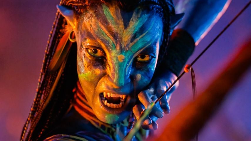 Neytiri aus "Avatar: Fire and Ash" spannt den Bogen in einer Szene aus "Avatar: Fire and Ash" (2025)