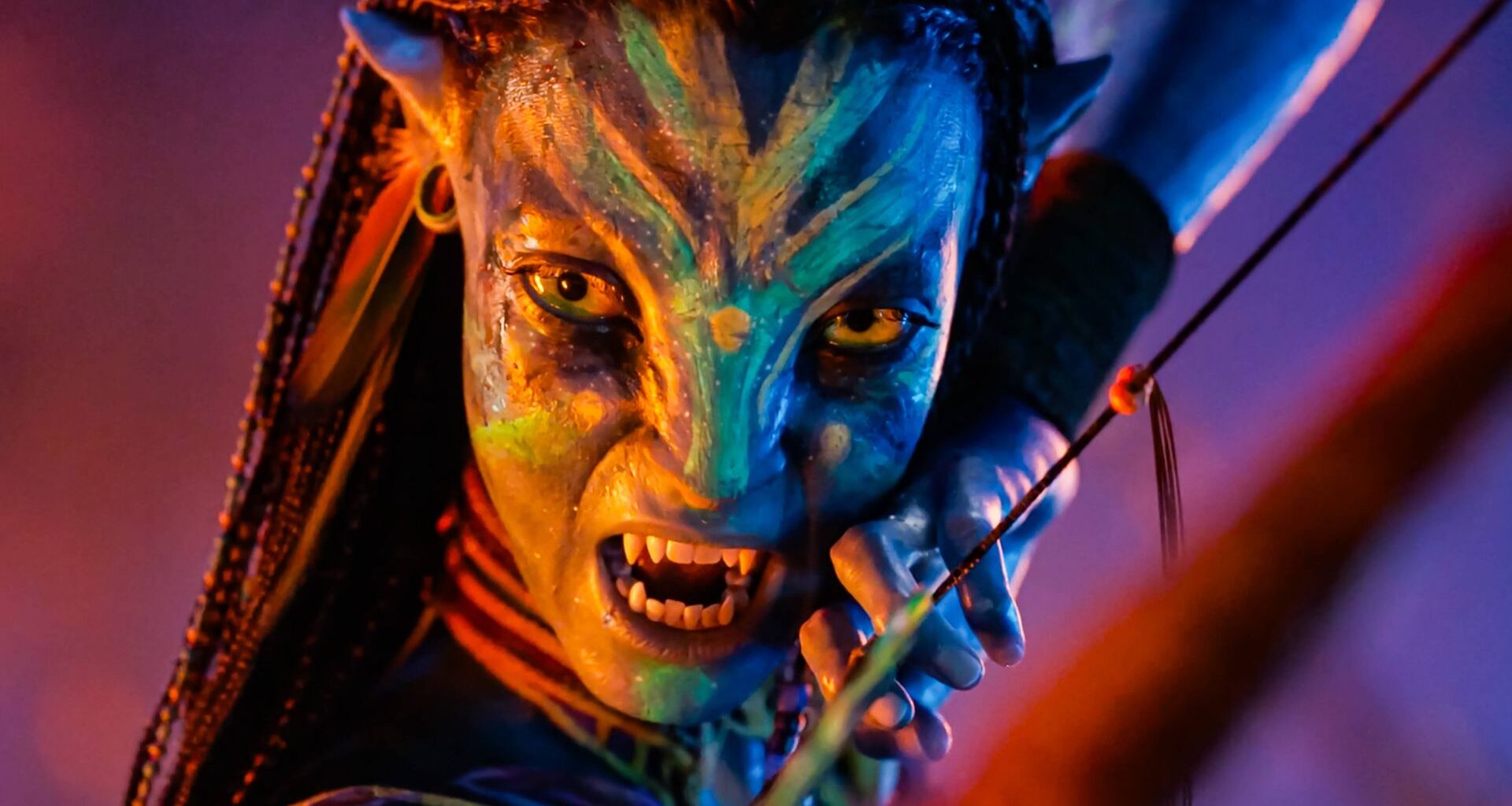 Neytiri aus "Avatar: Fire and Ash" spannt den Bogen in einer Szene aus "Avatar: Fire and Ash" (2025)