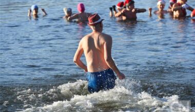 Dutzende steigen zum Weihnachtsschwimmen in den Orankesee