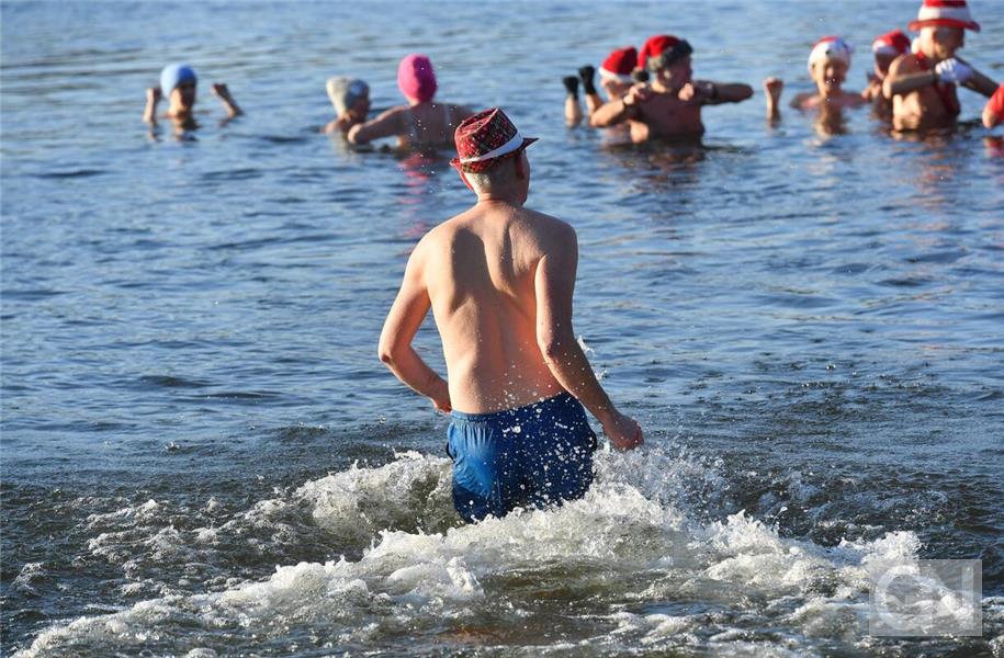 Dutzende steigen zum Weihnachtsschwimmen in den Orankesee