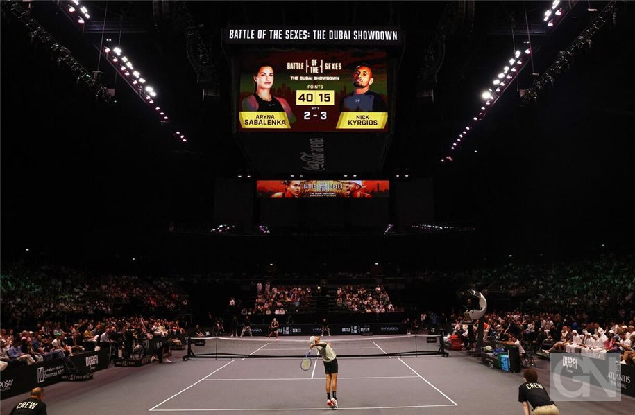 Nick Kyrgios beim Aufschlag im Battle of the Sexes gegen Aryna Sabalenka. Foto: Amr Alfiky/Reuters/Getty Images Europe/Pool/dpa