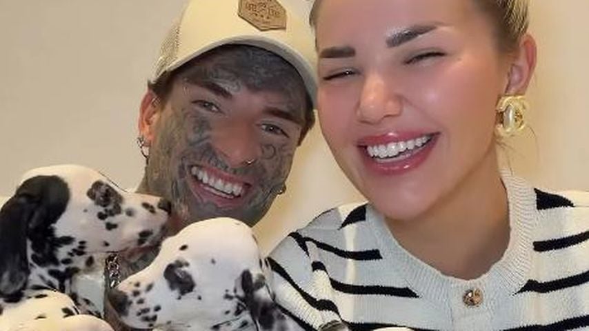 Nikola Glumac und Kim Virginia mit ihren drei Welpen, Oktober 2025