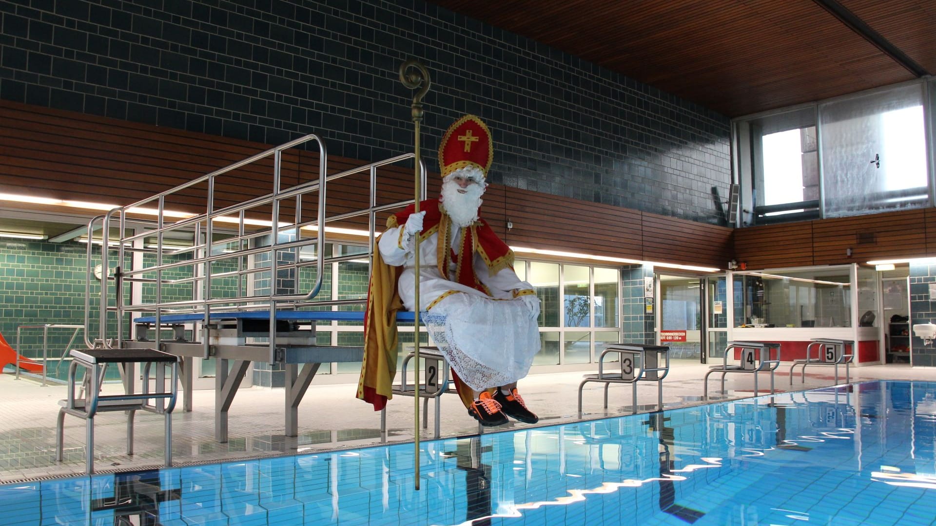 Nikolaus sitzt auf einem Sprungbrett in der Schwimmhalle Brand: Am Samstag haben Kinder und Jugendliche die Möglichkeit, ihn zu treffen. Nikolaus sitzt auf einem Sprungbrett in der Schwimmhalle Brand: Am Samstag haben Kinder und Jugendliche die Möglichkeit, ihn zu treffen.