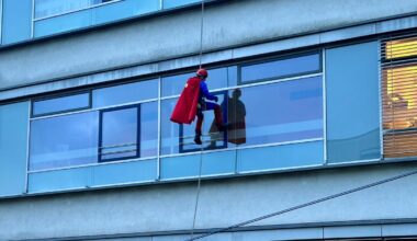 Feuerwehr Karlsruhe überrascht Kinderklinik mit Superhelden und Plüschtieren