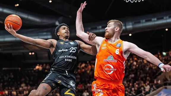 Grant Sherfield (l.) von den Basketball Löwen Braunschweig im Duell mit Luc van Slooten von Rasta Vechta | IMAGO / Eibner Grant Sherfield (l.) von den Basketball Löwen Braunschweig im Duell mit Luc van Slooten von Rasta Vechta