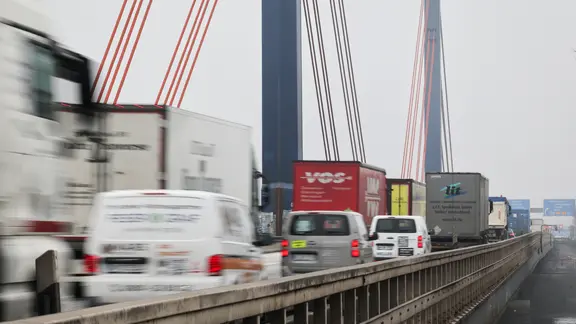 Die Norderelbbrücke in Hamburg.