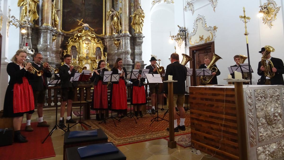 Adventssingen bringt besinnliche Stimmung und regionale Musik ins Baringer Münster