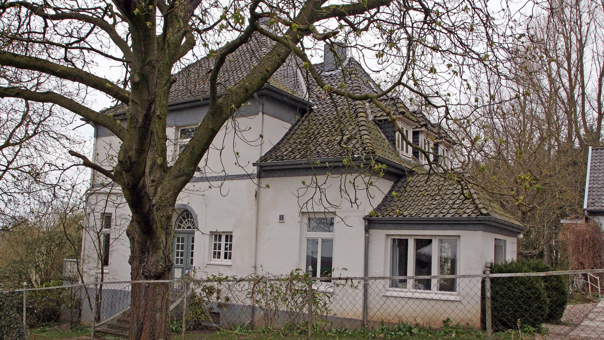 In dieser Villa in der Nähe Hamburgs lebte Schriftsteller Günter Grass bis zu seinem Tod In dieser Villa in der Nähe Hamburgs lebte Schriftsteller Günter Grass bis zu seinem Tod