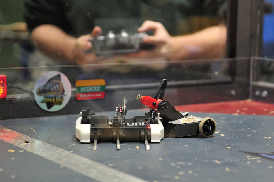 Die Roboter werden mithilfe von Fernbedienungen gesteuert.