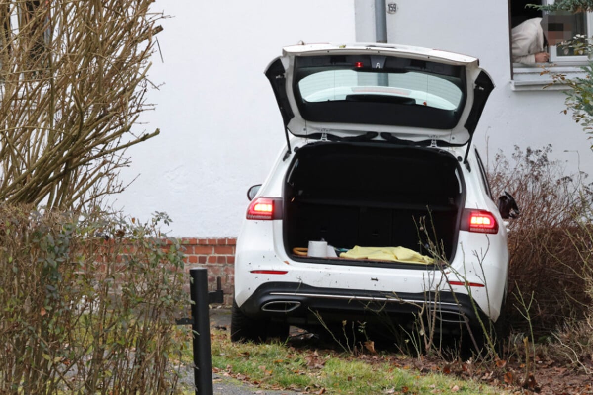 Unfall in Chemnitz: Mercedes prallt gegen Hauswand