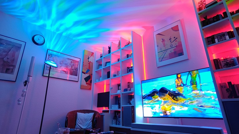 Mit der Uplighter Stehleuchte präsentiert Govee eine außergewöhnliche Stehlampe. Sie zaubert tolle Animationen an die Decke, kann aber dank einer zweiten Leuchte auch als einfache Leselampe genutzt werden. Aktuell ist sie zum neuen Tiefstpreis für 140 Euro statt 180 Euro (- 22 Prozent) erhältlich.