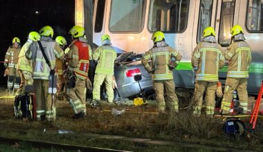 Stadtbahn schleift Auto mit – drei Verletzte in Hannover